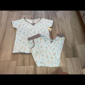 Bird pattern pajamas. Short sleeve and pants. Size M.